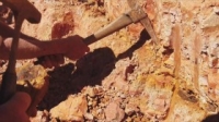 Outback Opal Hunters S03E06 720p WEB x264-APRiCiTY [eztv]