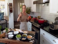 Selena plus Chef S02E07 480p x264-mSD EZTV